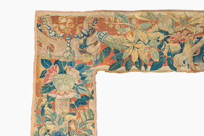 Fragment d'une tapisserie murale &agrave; d&eacute;cor floral, de fruits et de mascarons, Flandres, 17&egrave;me si&egrave;cle