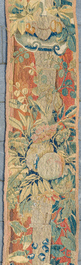 Fragment d'une tapisserie murale &agrave; d&eacute;cor floral, de fruits et de mascarons, Flandres, 17&egrave;me si&egrave;cle