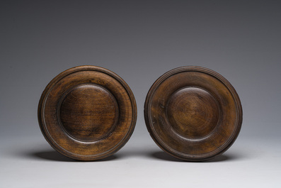 Een paar Chinese Kanton famille rose vazen met paleissc&egrave;nes en floraal decor, 19de eeuw