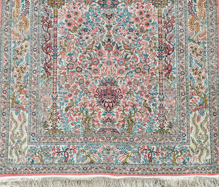 Tapis de style Hereke en soie &agrave; d&eacute;cor d'oiseaux parmi des branches fleuries, Chine, 20&egrave;me si&egrave;cle