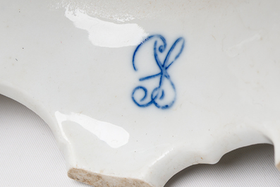 Trois rafra&icirc;chisseurs et deux milieu de tables en porcelaine de Saxe &agrave; d&eacute;cor polychrome et dor&eacute; &agrave; d&eacute;cor floral, marques de Dresden, Allemagne, 20&egrave;me