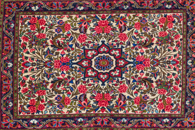 Trois tapis orientaux &agrave; d&eacute;cor floral, Tabriz, Kashan et Saroukh, laine sur coton, 20&egrave;me si&egrave;cle