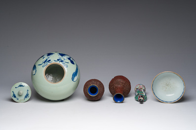 Collection vari&eacute;e en porcelaine de Chine bleu, blanc, famille rose et de style Imari et deux vases en laque rouge, Qianlong et post&eacute;rieur