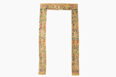 Fragment d'une tapisserie murale &agrave; d&eacute;cor floral, de fruits et de mascarons, Flandres, 17&egrave;me si&egrave;cle