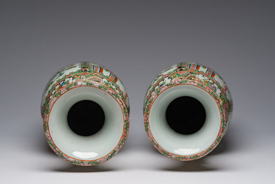 Een paar Chinese Kanton famille rose vazen met paleissc&egrave;nes en floraal decor, 19de eeuw