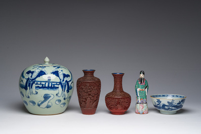 Collection vari&eacute;e en porcelaine de Chine bleu, blanc, famille rose et de style Imari et deux vases en laque rouge, Qianlong et post&eacute;rieur