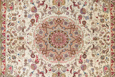 Tapis oriental de type Tabriz &agrave; d&eacute;cor floral, laine, coton et soie, 20&egrave;me si&egrave;cle
