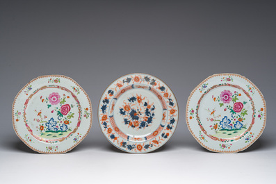 Collection vari&eacute;e en porcelaine de Chine bleu, blanc, famille rose et de style Imari et deux vases en laque rouge, Qianlong et post&eacute;rieur