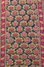 Long tapis oriental &agrave; d&eacute;cor floral, laine sur coton, Azerba&iuml;djan, d&eacute;but du 20&egrave;me si&egrave;cle