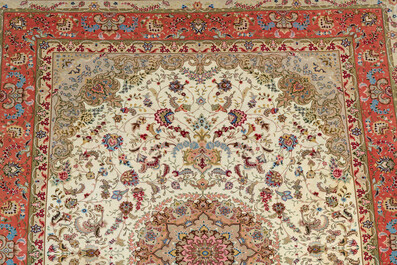 Tapis oriental de type Tabriz &agrave; d&eacute;cor floral, laine, coton et soie, 20&egrave;me si&egrave;cle