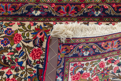 Trois tapis orientaux &agrave; d&eacute;cor floral, Tabriz, Kashan et Saroukh, laine sur coton, 20&egrave;me si&egrave;cle