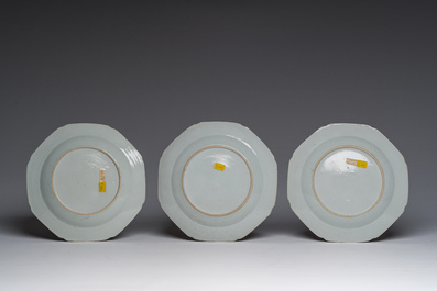 Six assiettes en porcelaine de Chine famille rose &agrave; d&eacute;cor de paysage fluvial anim&eacute;, Qianlong