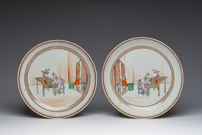 Paire d'assiettes en porcelaine de Chine famille rose &agrave; d&eacute;cor de lettr&eacute; et son serviteur dans un int&eacute;rieur, Qianlong/Jiaqing