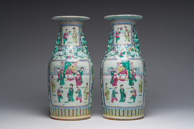 Paire de vases &agrave; d&eacute;cor de sc&egrave;nes de palais et trois assiettes &agrave; d&eacute;cor floral en porcelaine de Chine famille rose, Qianlong et post&eacute;rieur