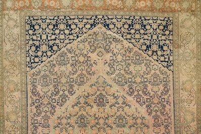 Tapis oriental de type Senneh &agrave; d&eacute;cor floral, laine sur coton, premi&egrave;re moiti&eacute; du 20&egrave;me si&egrave;cle