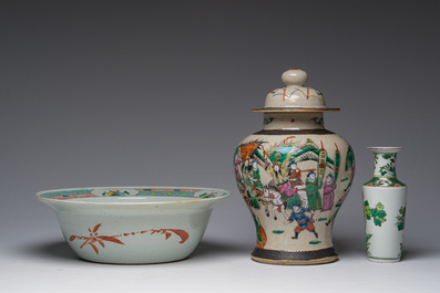 Collection vari&eacute;e en porcelaine de Chine famille rose et verte &agrave; d&eacute;cor de sc&egrave;nes anim&eacute;es et d'oiseaux parmi des branches fleuries, 19&egrave;me/20&egrave;me si&egrave;cle