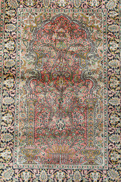 Deux tapis orientaux de type Kashmir et Qom (Qum/Ghom) en soie &agrave; d&eacute;cor floral, 20&egrave;me si&egrave;cle