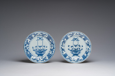 Cinq assiettes en porcelaine de Chine bleu et blanc &agrave; d&eacute;cor de panier de fleurs, Kangxi