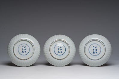 Cinq assiettes en porcelaine de Chine bleu &agrave; blanc &agrave; d&eacute;cor d'oiseau parmi des branches fleuries &agrave; la mani&egrave;re de Wanli, marque de Chenghua, 20&egrave;me s.