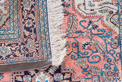 Tapis oriental de type Tabriz en soie &agrave; d&eacute;cor Heriz, 20&egrave;me si&egrave;cle