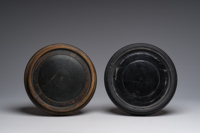 Paire de vases &agrave; d&eacute;cor de sc&egrave;nes de palais et trois assiettes &agrave; d&eacute;cor floral en porcelaine de Chine famille rose, Qianlong et post&eacute;rieur