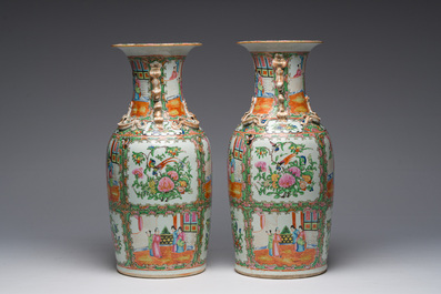 Een paar Chinese Kanton famille rose vazen met paleissc&egrave;nes en floraal decor, 19de eeuw