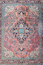 Tapis oriental de type Tabriz en soie &agrave; d&eacute;cor Heriz, 20&egrave;me si&egrave;cle