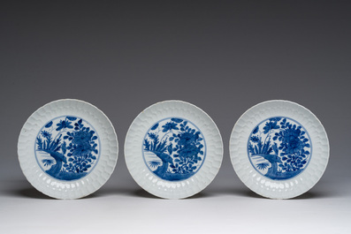 Cinq assiettes en porcelaine de Chine bleu &agrave; blanc &agrave; d&eacute;cor d'oiseau parmi des branches fleuries &agrave; la mani&egrave;re de Wanli, marque de Chenghua, 20&egrave;me s.