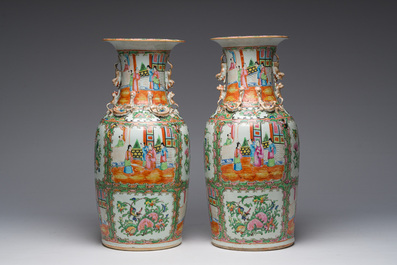 Een paar Chinese Kanton famille rose vazen met paleissc&egrave;nes en floraal decor, 19de eeuw
