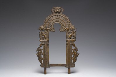 Six figures en bronze de Bouddha et une aur&eacute;ole de type Prahbavali, Asie du Sud-Est et Inde, 19&egrave;me/20&egrave;me si&egrave;cle