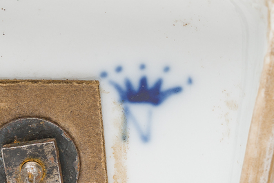 Paire de vases couverts en porcelaine polychrome et dor&eacute;e de Capodimonte &agrave; d&eacute;cor en relief apr&egrave;s les antiques, Italie, fin du 19&egrave;me si&egrave;cle