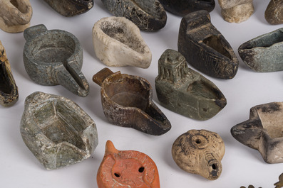 Collection vari&eacute;e de lampes &agrave; huile en terre cuite, bronze, marbre et d'autres pierres, probablement 3&egrave;me/2&egrave;me si&egrave;cle av. J.-C. et post&eacute;rieur