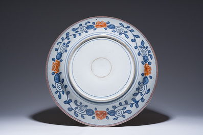 Grand plat en porcelaine famille verte de Samson &agrave; d&eacute;cor floral et d'antiquit&eacute;s, France, Paris, 19&egrave;me si&egrave;cle