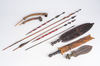 Collection vari&eacute;e de couteaux, pipes et fl&egrave;ches, Kuba, Congo, principalement milieu du 20&egrave;me si&egrave;cle