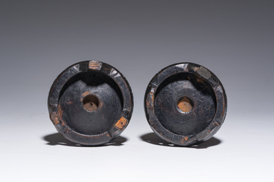 Paire de vases en porcelaine de Chine famille rose &agrave; d&eacute;cor de ma&icirc;tre et de son serviteur dans un paysage avec un coq, marque Qianlong, R&eacute;p., 20&egrave;me s.