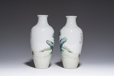 Paire de vases en porcelaine de Chine famille rose &agrave; d&eacute;cor de ma&icirc;tre et de son serviteur dans un paysage avec un coq, marque Qianlong, R&eacute;p., 20&egrave;me s.