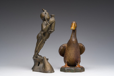 Sculpture en bronze d'un gardien de temple et un canard en porcelaine de style Yixing, Chine, 19&egrave;me/20&egrave;me si&egrave;cle