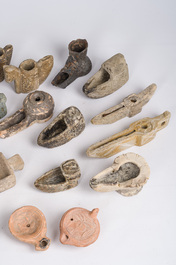 Collection vari&eacute;e de lampes &agrave; huile en terre cuite, bronze, marbre et d'autres pierres, probablement 3&egrave;me/2&egrave;me si&egrave;cle av. J.-C. et post&eacute;rieur