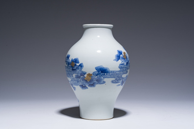Vase en porcelaine du Japon bleu, blanc, rouge de cuivre et or &agrave; d&eacute;cor floral, marque &agrave; quatre caract&egrave;res, 20&egrave;me si&egrave;cle