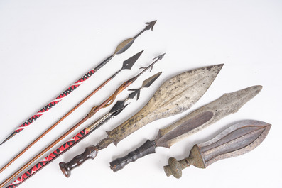 Collection vari&eacute;e de couteaux, pipes et fl&egrave;ches, Kuba, Congo, principalement milieu du 20&egrave;me si&egrave;cle