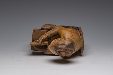 Sculpture en bois sculpt&eacute; d'un homme assis &agrave; un bureau avec un livre &agrave; la main, Bakongo, Congo, premier tiers du 20&egrave;me si&egrave;cle