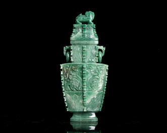Vase couvert de style archa&iuml;que en pierre dure, Chine, 20&egrave;me si&egrave;cle