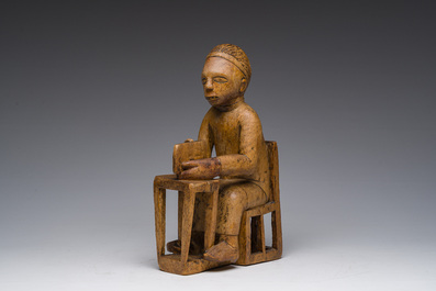 Sculpture en bois sculpt&eacute; d'un homme assis &agrave; un bureau avec un livre &agrave; la main, Bakongo, Congo, premier tiers du 20&egrave;me si&egrave;cle