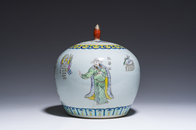 Pot couvert en porcelaine de Chine famille rose &agrave; d&eacute;cor Wu Shuang Pu, premi&egrave;re moiti&eacute; du 20&egrave;me si&egrave;cle