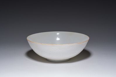 Bol en porcelaine blanc de Chine coquille d'oeuf &agrave; d&eacute;cor incis&eacute; de dragons, marque &agrave; six caract&egrave;res, 20&egrave;me si&egrave;cle