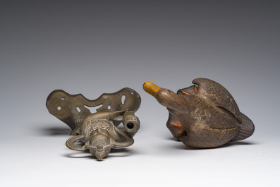 Sculpture en bronze d'un gardien de temple et un canard en porcelaine de style Yixing, Chine, 19&egrave;me/20&egrave;me si&egrave;cle