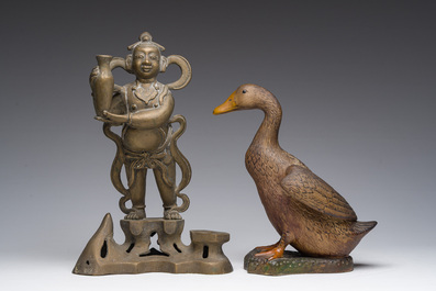 Sculpture en bronze d'un gardien de temple et un canard en porcelaine de style Yixing, Chine, 19&egrave;me/20&egrave;me si&egrave;cle