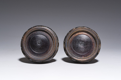 Paire de vases en porcelaine de Chine famille rose &agrave; d&eacute;cor de ma&icirc;tre et de son serviteur dans un paysage avec un coq, marque Qianlong, R&eacute;p., 20&egrave;me s.