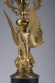 Lampe de style Hollywood Regency figurant un aigle dor&eacute;, Deknudt, Courtrai, troisi&egrave;me quart du 20&egrave;me si&egrave;cle