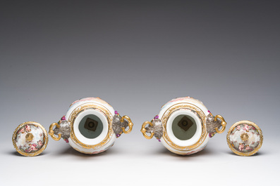 Paire de vases couverts en porcelaine polychrome et dor&eacute;e de Capodimonte &agrave; d&eacute;cor en relief apr&egrave;s les antiques, Italie, fin du 19&egrave;me si&egrave;cle